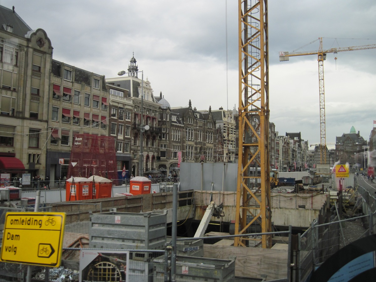 11- Amsterdam-una strada con lavori in corso e panoramica di case